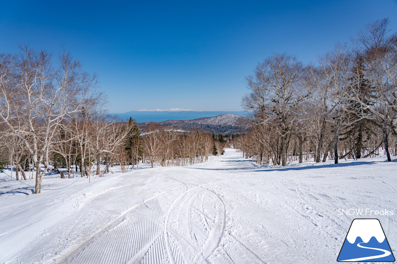 札幌国際スキー場｜ゴールデンウイーク初日も全コース滑走可能OK！！真っ白な雪と澄んだ青空 ＝ 絶好の春スキー＆スノーボード日和♪そして、日本海の彼方に、なんと利尻富士が見えた？！